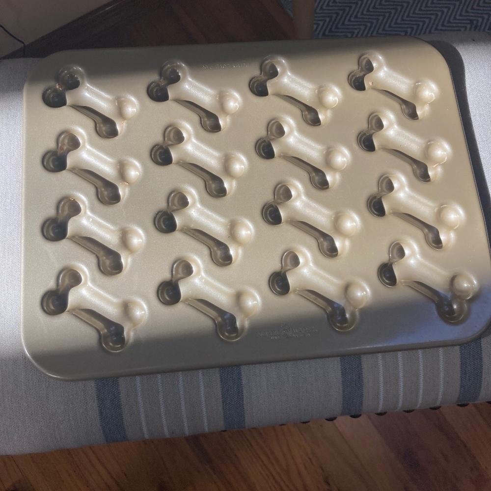 Nordic Ware Puppy Love Treat Pan